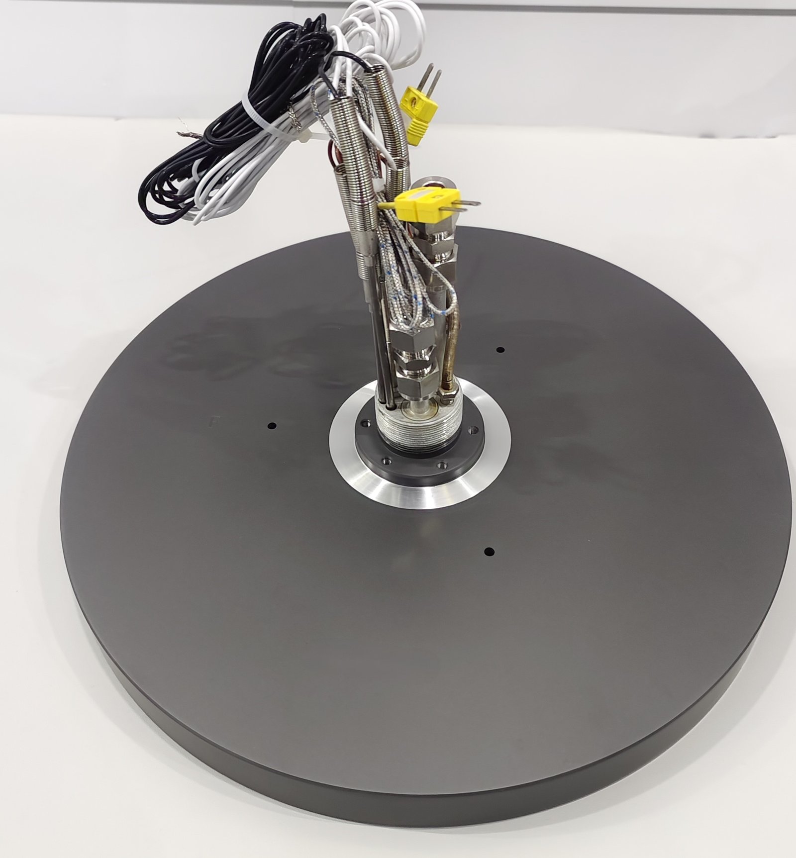 Large-diameter wafer pedestal heater for CVD deposition process